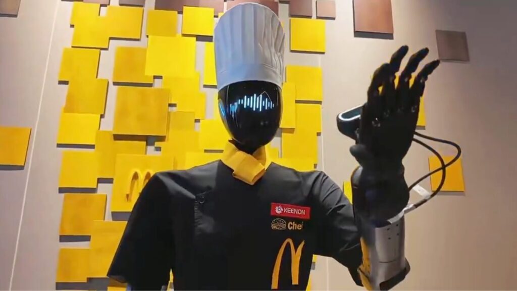 Un humano&iuml;de avec une toque dans un McDonald's &agrave; Shanghai.  // Source : @CyberRobooo sur X