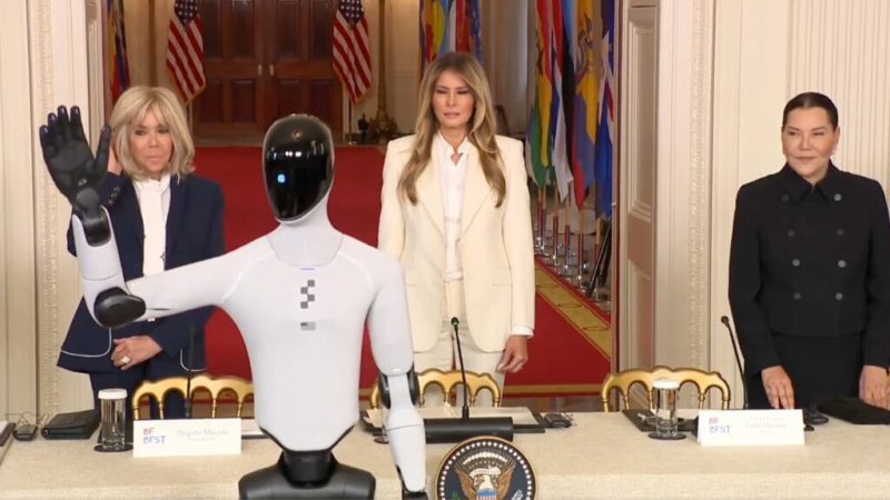 Que fait ce robot humanoïde avec Brigitte Macron et Melania Trump à la Maison Blanche ?