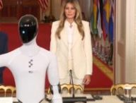 Le robot humanoïde Figure 03 à la Maison-Blanche. // Source : Capture d'écran Numerama Le robot humanoïde Figure 03 à la Maison-Blanche. // Source : Capture d'écran Numerama