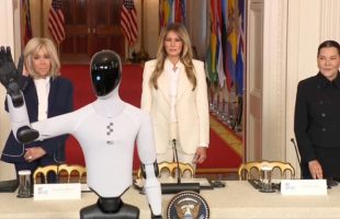 Le robot humanoïde Figure 03 à la Maison-Blanche. // Source : Capture d'écran Numerama