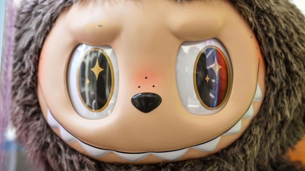 Un Labubu en gros plan // Source : Hector RETAMAL / AFP