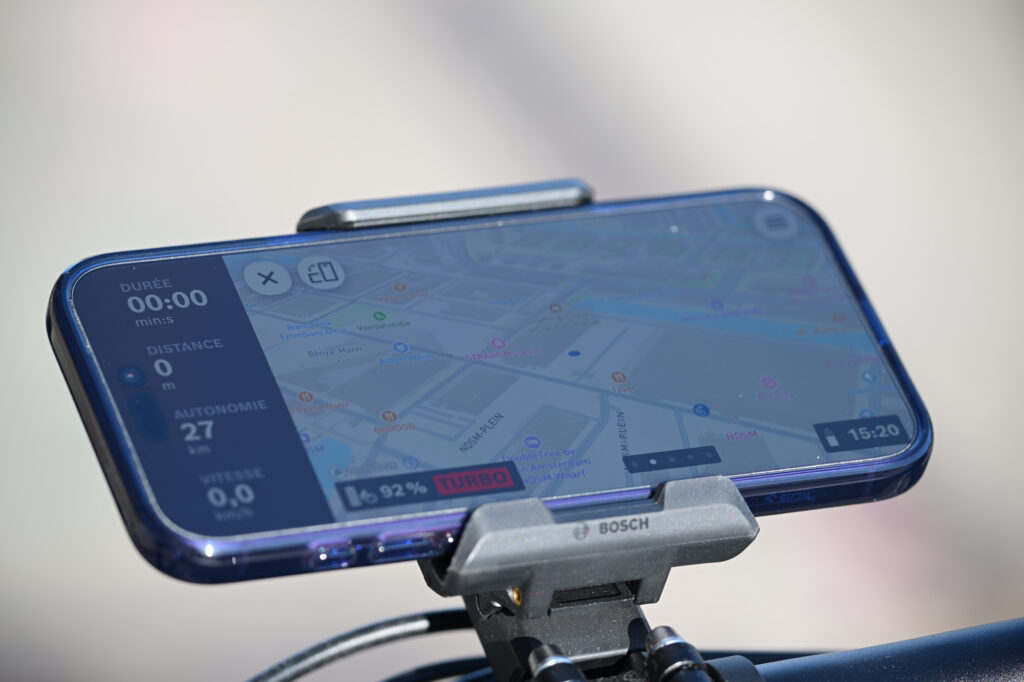 Le support recharge le t&eacute;l&eacute;phone mais ne se cale pas bien &agrave; cause des boutons lat&eacute;raux. // Source : J&eacute;r&eacute;my FDIDA