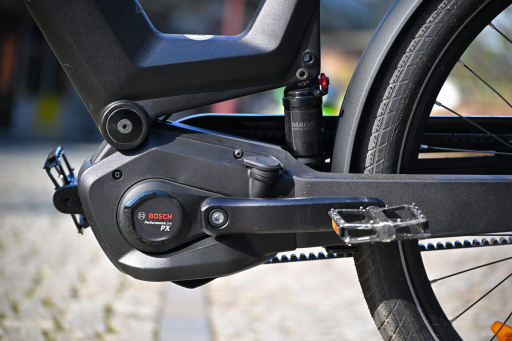 Le Moteur est plac&eacute; au-dessus de l'amortisseur central. // Source : J&eacute;r&eacute;my FDIDA