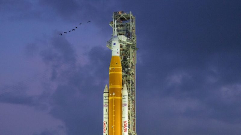 Mais au fait, pourquoi la fusée SLS d&rsquo;Artémis II est orange&nbsp;?