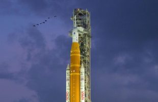 La fusée SLS d'Artémis II. // Source : Flickr/Nasa HQ Photo (image recadrée)