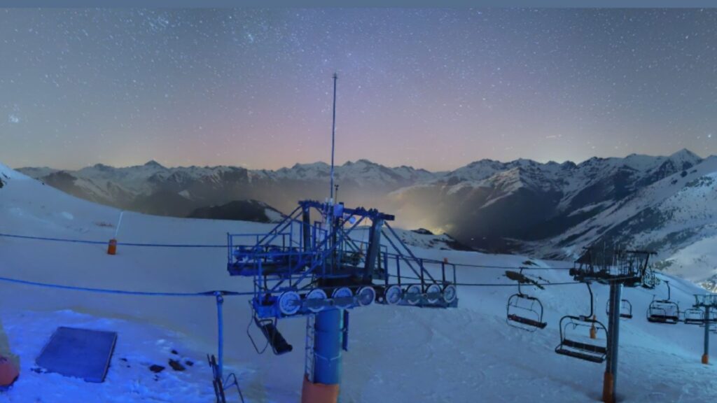 Aurores capturées par une webcam dans les Pyrénées (côté espagnol). // Source : Via X @marc_heras (image recadrée) Aurores capturées par une webcam dans les Pyrénées (côté espagnol). // Source : Via X @marc_heras (image recadrée)