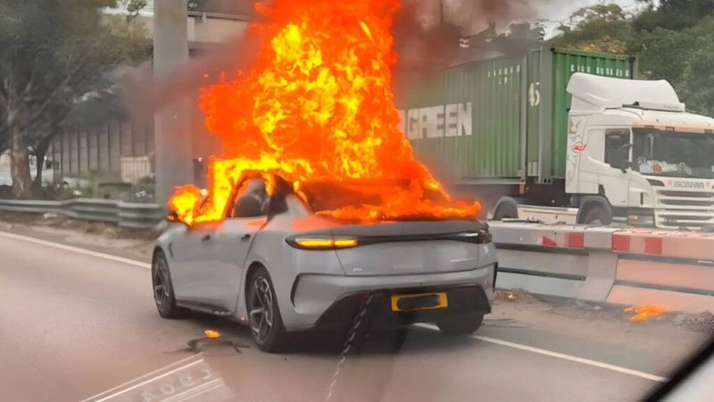 Ces voitures électriques prennent feu, mais pas pour les raisons que l’on croit