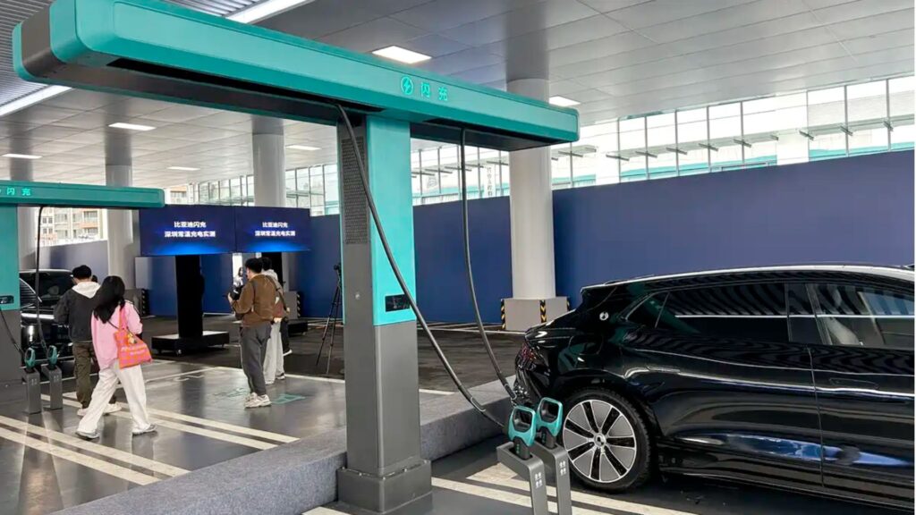 BYD a pr&eacute;sent&eacute; officiellement ses bornes capables de recharger enti&egrave;rement une voiture &eacute;lectrique en 9 minutes. // Source : IT Home