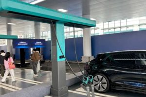 BYD a présenté officiellement ses bornes capables de recharger entièrement une voiture électrique en 9 minutes. // Source : IT Home BYD a présenté officiellement ses bornes capables de recharger entièrement une voiture électrique en 9 minutes. // Source : IT Home