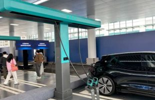 BYD a présenté officiellement ses bornes capables de recharger entièrement une voiture électrique en 9 minutes. // Source : IT Home BYD a présenté officiellement ses bornes capables de recharger entièrement une voiture électrique en 9 minutes. // Source : IT Home