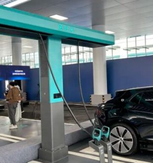 BYD a présenté officiellement ses bornes capables de recharger entièrement une voiture électrique en 9 minutes. // Source : IT Home BYD a présenté officiellement ses bornes capables de recharger entièrement une voiture électrique en 9 minutes. // Source : IT Home