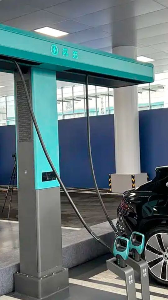 BYD a présenté officiellement ses bornes capables de recharger entièrement une voiture électrique en 9 minutes. // Source : IT Home BYD a présenté officiellement ses bornes capables de recharger entièrement une voiture électrique en 9 minutes. // Source : IT Home