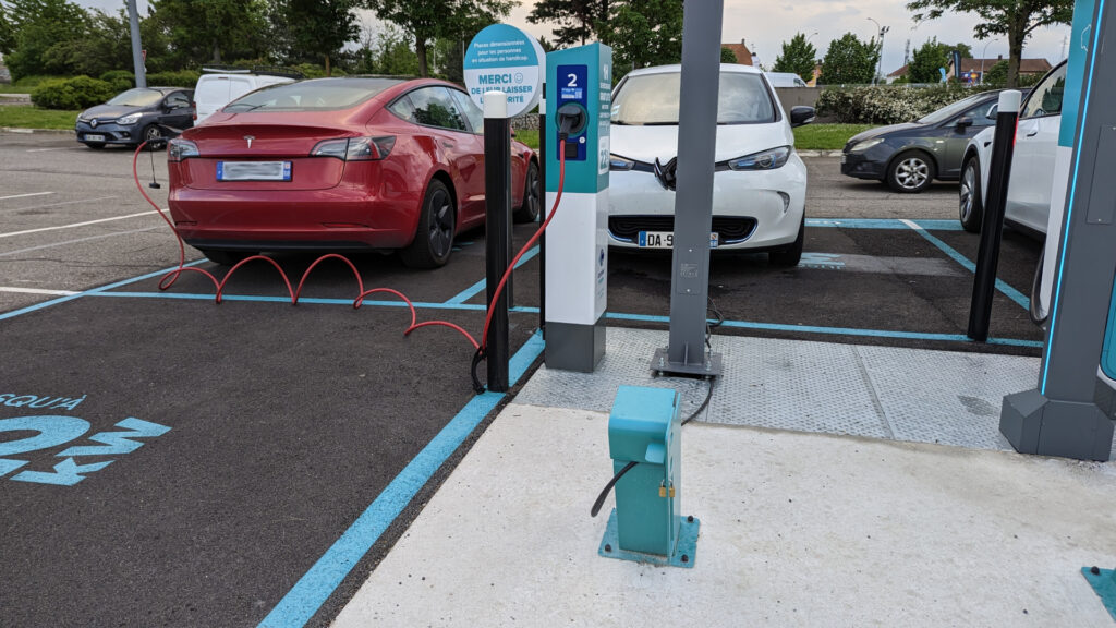 Gratuit&eacute; 1h &agrave; Carrefour sur les bornes 22 kWh (et les prises deux roues) // Source : Raphaelle Baut pour Numerama