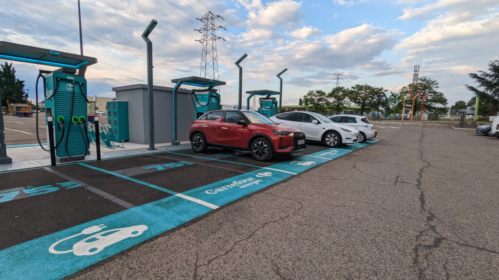 Station de recharge Carrefour Energie // Source : Raphaelle Baut pour Numerama