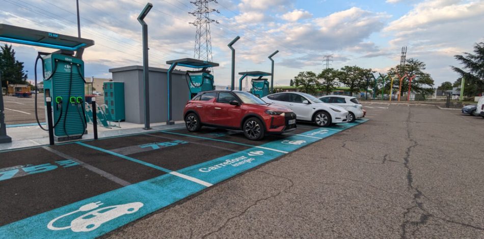 Station de recharge Carrefour Energie // Source : Raphaelle Baut pour Numerama