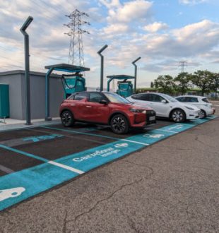 Station de recharge Carrefour Energie // Source : Raphaelle Baut pour Numerama Station de recharge Carrefour Energie // Source : Raphaelle Baut pour Numerama