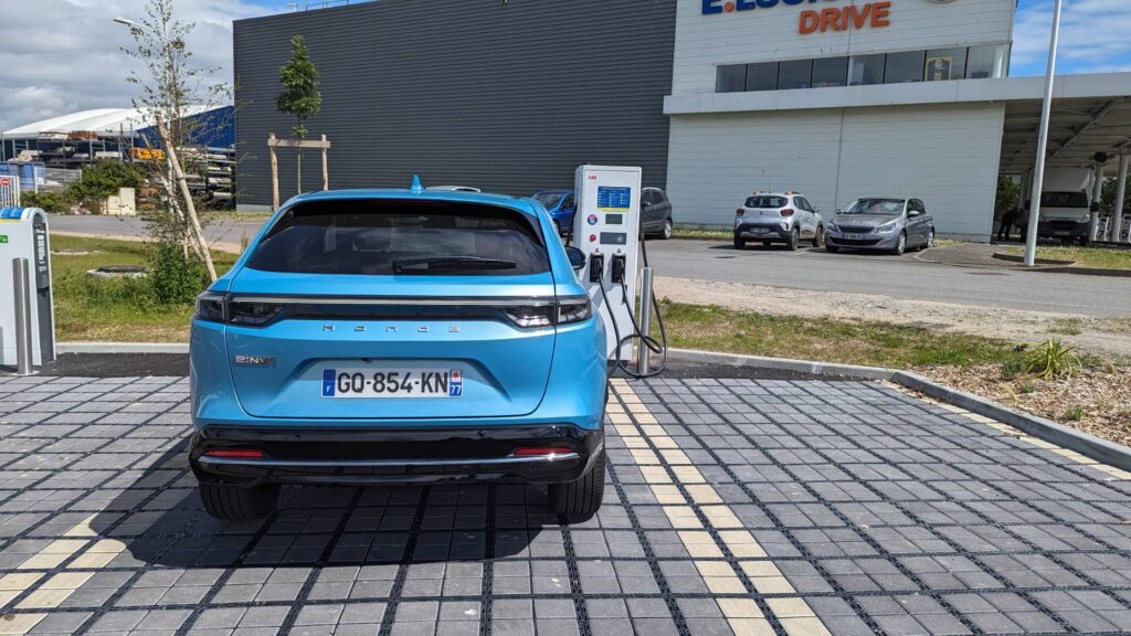 Bornes de recharge Lidl // Source : Raphaelle Baut pour Numerama