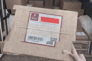 livreur photo // Source : montage Numerama