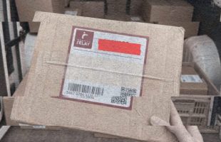 livreur photo // Source : montage Numerama