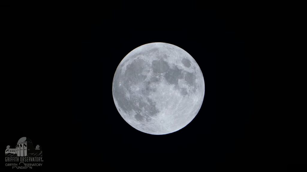 La Lune entre dans la p&eacute;nombre. // Source : Capture d'&eacute;cran YouTube Griffith Observatory