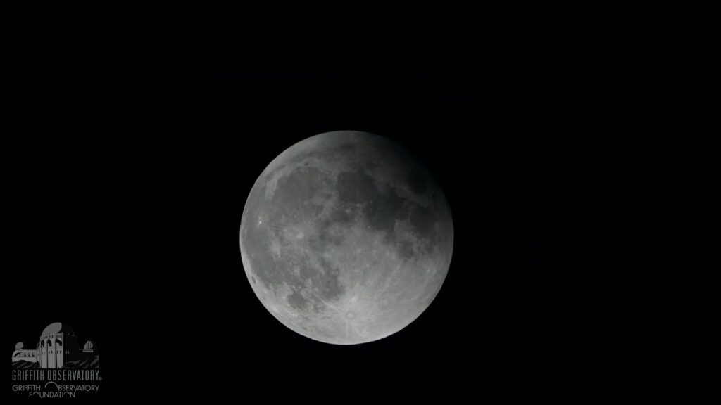 L'&eacute;clipse vit ses derniers instants. // Source : Capture d'&eacute;cran YouTube Griffith Observatory