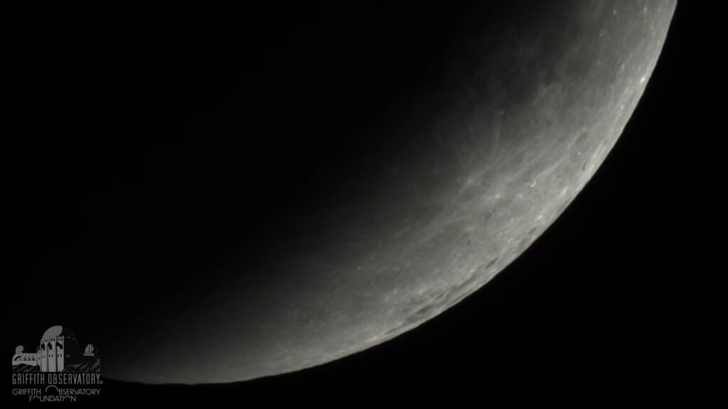 Zoom sur le croissant de Lune. // Source : Capture d'&eacute;cran YouTube Griffith Observatory