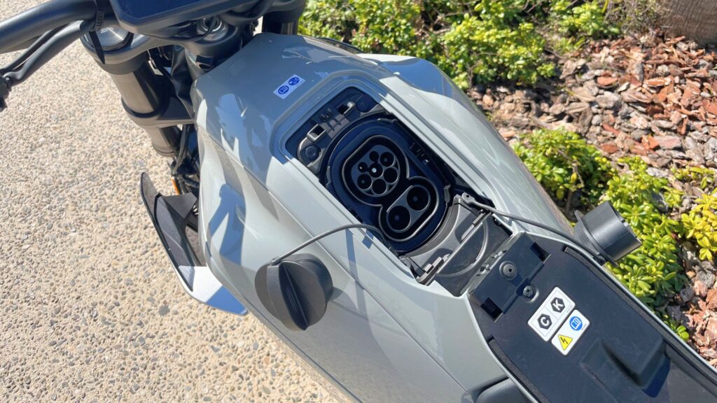 La Honda WN7 peut se recharger aux mêmes bornes rapides que les voitures électriques. // Source : Robin San Vicente pour Numerama La Honda WN7 peut se recharger aux mêmes bornes rapides que les voitures électriques. // Source : Robin San Vicente pour Numerama