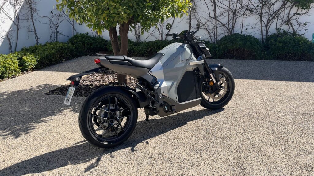 La Honda WN7 à l'essai. // Source : Robin San Vicente pour Numerama La Honda WN7 à l'essai. // Source : Robin San Vicente pour Numerama