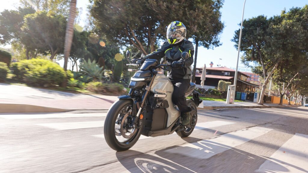 La Honda WN7 à l'essai. // Source : Honda pour Numerama La Honda WN7 à l'essai. // Source : Honda pour Numerama