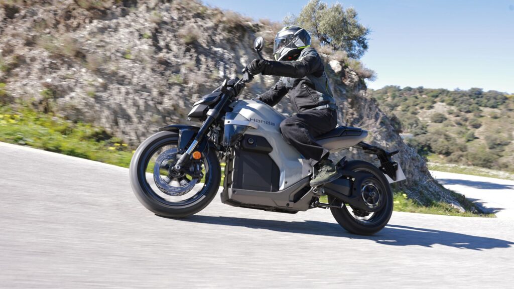 La Honda WN7 à l'essai. // Source : Honda pour Numerama La Honda WN7 à l'essai. // Source : Honda pour Numerama