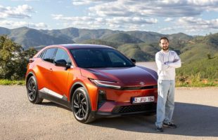 Le Toyota C-HR+ à l'essai // Source : Denis Meunier pour Numerama Le Toyota C-HR+ à l'essai // Source : Denis Meunier pour Numerama
