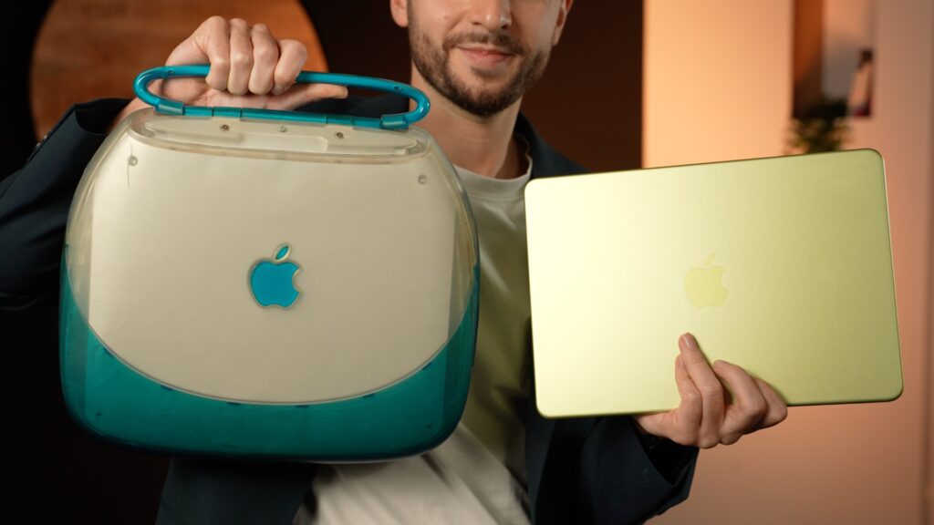 Un iBook bleu à côté d'un MacBook Neo jaune : le nouveau coloris est bien plus passe-partout.  // Source : Alfred Tertrais - Numerama