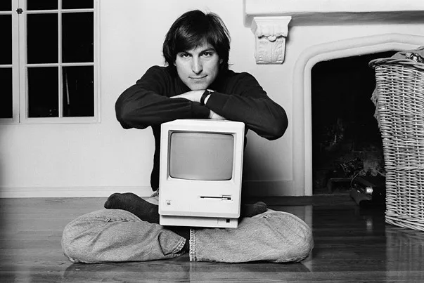 Steve Jobs et le premier Macintosh.