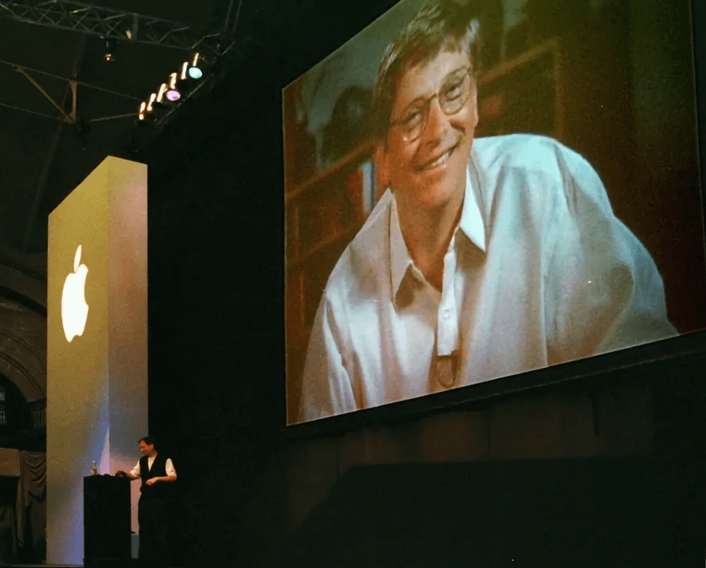 Bill Gates derri&egrave;re Steve Jobs lors de la Macworld 1997.