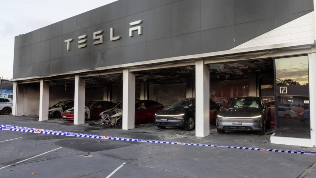Une concession Tesla a &eacute;t&eacute; incendi&eacute;e &agrave; l'ouest de Sydney, en Australie. // Source : The Daily Telegraph