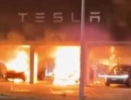 Une concession Tesla a été incendiée à l'ouest de Sydney, en Australie. // Source : DriveTeslaCanada