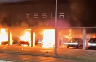 Une concession Tesla a été incendiée à l'ouest de Sydney, en Australie. // Source : DriveTeslaCanada