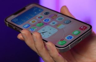 Si votre iPhone est encore en Lightning, vous allez adorer le port USB-C de l'iPhone 17e. // Source : Numerama