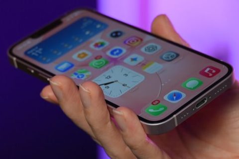 Si votre iPhone est encore en Lightning, vous allez adorer le port USB-C de l'iPhone 17e. // Source : Numerama Si votre iPhone est encore en Lightning, vous allez adorer le port USB-C de l'iPhone 17e. // Source : Numerama