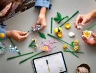 Lego Le Petit Bouquet Ensoleillé montage // Source : Lego