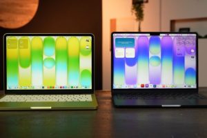 MacBook Neo et MacBook Air 13". Le second est un peu plus grand, mais les dimensions sont très semblables. // Source : Alfred Tertrais - Numerama