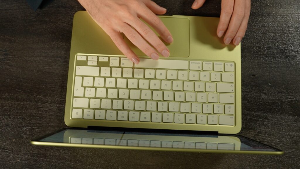 Le clavier du MacBook Neo est une de ses plus grandes qualités. Il offre une sensation haut de gamme, avec un trackpad aussi bon que sur les autres Mac. // Source : Alfred Tertrais - Numerama