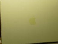 Jaune ou métal doré ? Le MacBook Neo perd son coloris vif en fonction des angles. // Source : Alfred Tertrais - Numerama