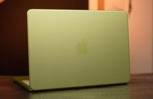 Jaune ou métal doré ? Le MacBook Neo perd son coloris vif en fonction des angles. // Source : Alfred Tertrais - Numerama