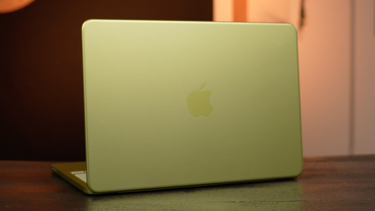 Jaune ou métal doré ? Le MacBook Neo perd son coloris vif en fonction des angles. // Source : Alfred Tertrais - Numerama