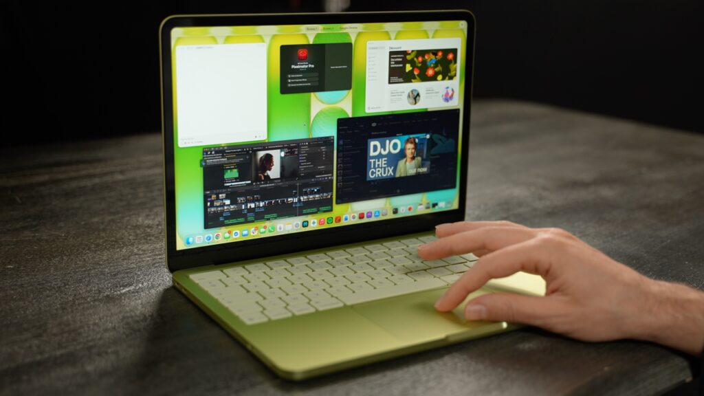 Sur un MacBook Neo, les menus sont color&eacute;s comme la machine. // Source : Alfred Tertrais - Numerama