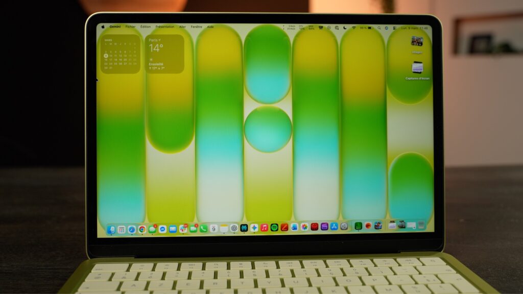 En plein écran, le MacBook Neo n'a pas d'encoche. L'affichage est donc plus rectangulaire que sur les autres MacBook, avec des bordures un peu plus grosses, mais raisonnables. // Source : Alfred Tertrais - Numerama