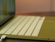 Le MacBook Neo n'a que deux ports USB. Celui tout à droite est restreint en vitesse. // Source : Alfred Tertrais - Numerama