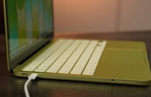 Le MacBook Neo n'a que deux ports USB. Celui tout à droite est restreint en vitesse. // Source : Alfred Tertrais - Numerama