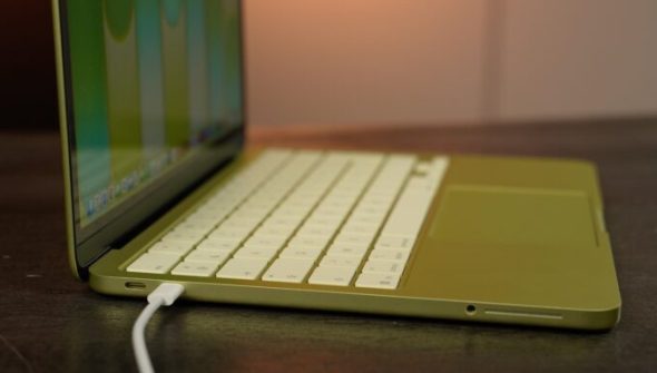 Le MacBook Neo n'a que deux ports USB. Celui tout à droite est restreint en vitesse. // Source : Alfred Tertrais - Numerama